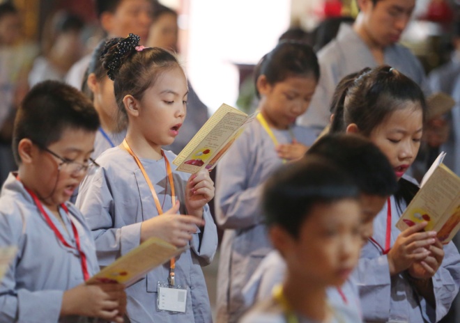 Sự tích ngày lễ Vu Lan báo hiếu và nghi thức 'Bông hồng cài áo'