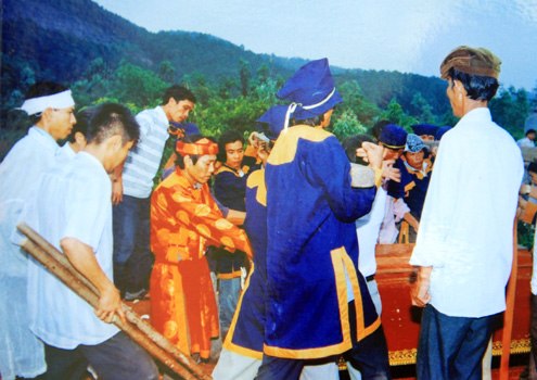 Tại sao trước khi khâm liệm nhập quan có tục đưa người chết nằm xuống chiếc chiếu giải dưới đất?