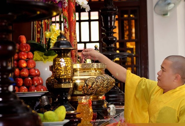 Những điều lưu ý khi lau dọn bàn thờ gia tiên