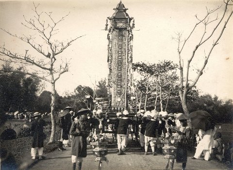 Tại sao có tục kiêng không để cha mẹ đưa tang con?