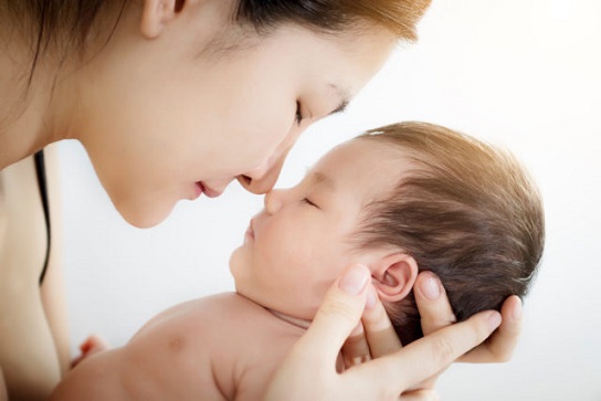 Vì sao cảnh người phụ nữ bồng con khiến người ta có cảm giác tốt đẹp?